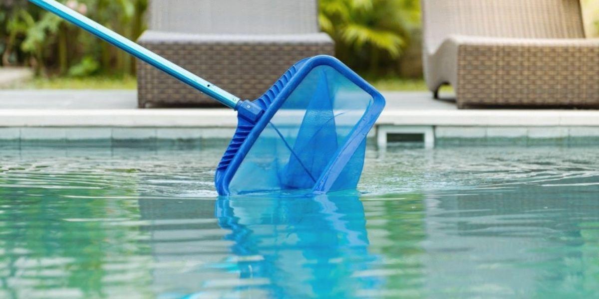 Wie man einen Pool reinigt