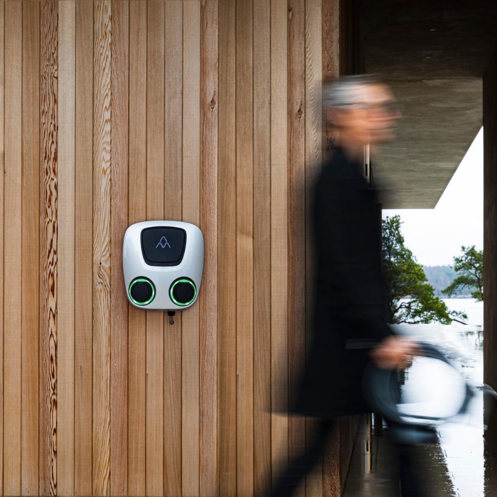 Doppelter Elektroauto-Ladegerät mit WLAN 2 x 22 kW Charge Amps Aura Twin Socket mit der Referenz 130909 von der Marke CHARGE AMPS