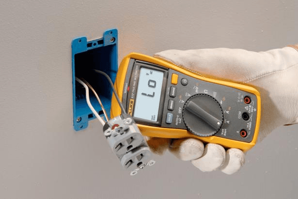 Digital-Multimeter für Elektriker mit berührungslosem Spannungsdetektor Fluke 117 mit der Referenz 2583647 von der Marke FLUKE